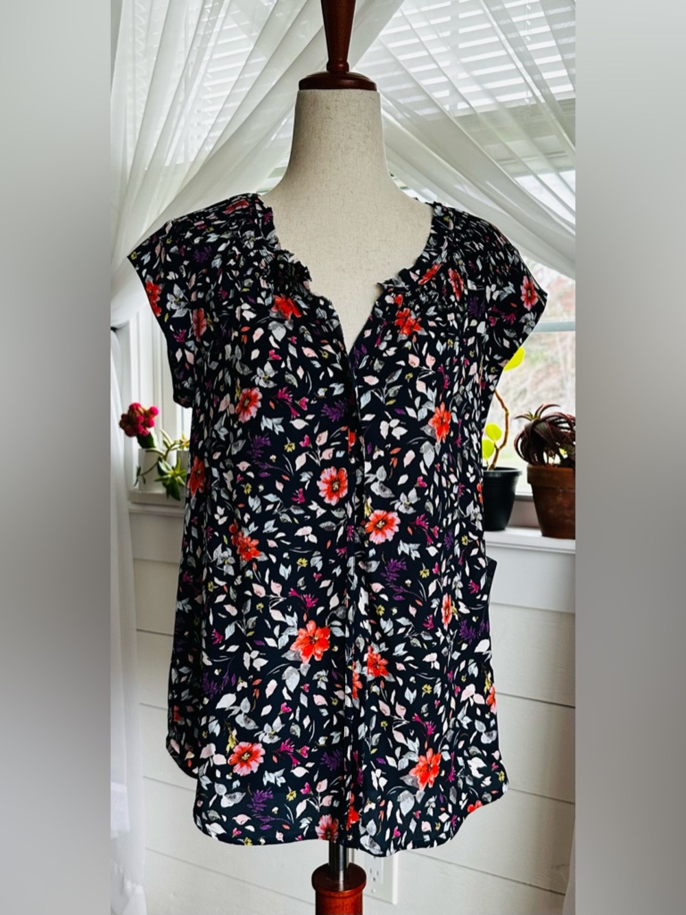 Daniel Rainn Indigo Floral Print Bernal Split Neck Blouse 
Size: Small